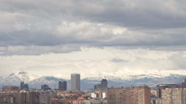 Panoramablick-nach-Madrid,-Wolkenkratzer-vier-Türme-und-TV-Turm-El-Pirul