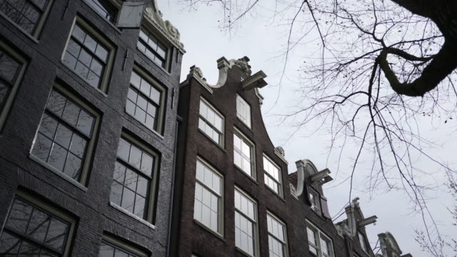 Niederländische-Gebäude-spiegelt-sich-im-Fenster.