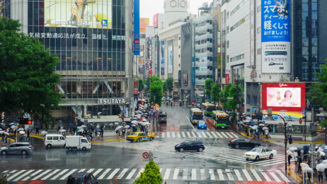 Distrito-de-Shibuya-en-noche-lluviosa-con-paso-de-peatones-de-paso-público.-Tokio,-Japón.-Timelapse-de-4K.