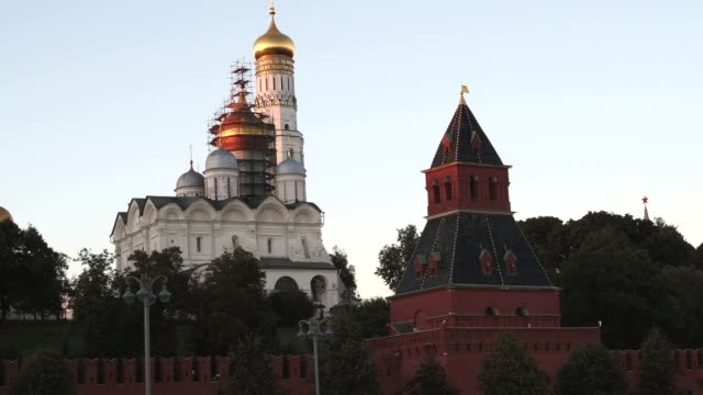Blick-auf-Tainitsky-Tower-und-Kathedralen-des-Moskauer-Kreml-Abend