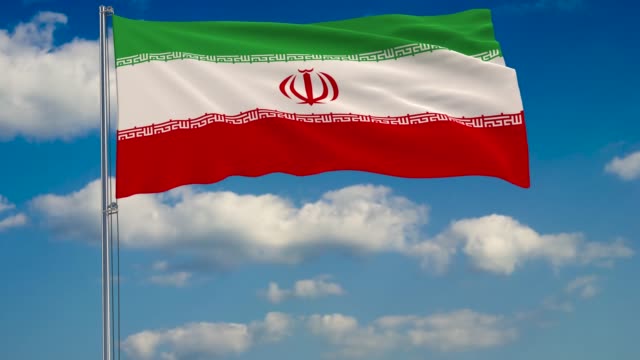 Flagge-des-Iran-vor-Hintergrund-Wolken-am-blauen-Himmel-schweben