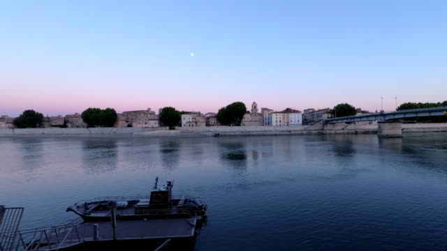 Noches-de-verano-hermosa-en-el-río-francés-Rhone-en-la-ciudad-de-Arles.-Lapso-de-tiempo.