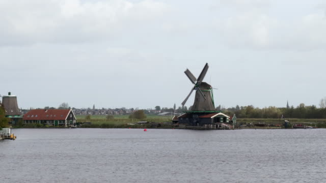 zoom-in-clip-of-a-windmill-at-zaanse-schans-near-amsterdam