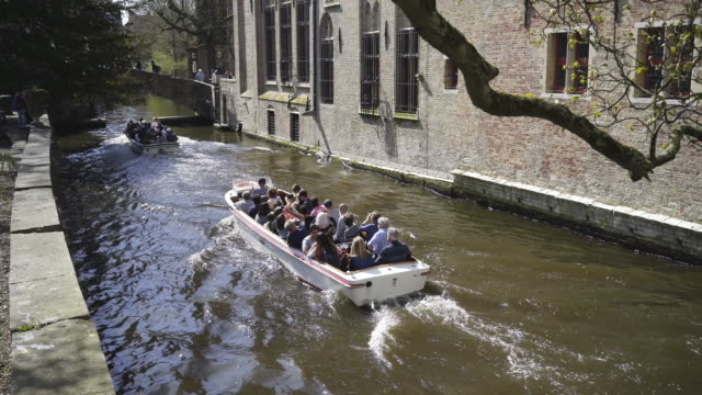 Boot-mit-Beifahrer-im-Stadt-Kanal
