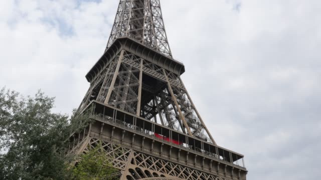 Champs-de-Mars-Quadrat-Eiffelturm-und-Symbol-Frankreichs-vor-Wolkenhimmel