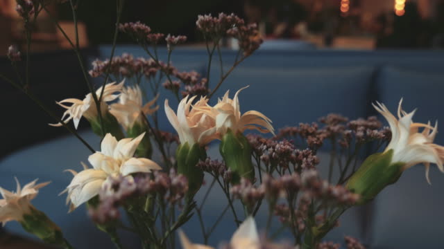 Blanca-flor-de-lirio-florero-Bouquet-en-sala-de-estar