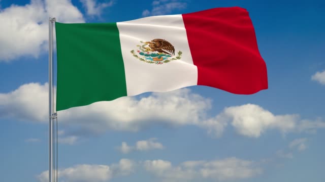 Flagge-Mexikos-vor-Hintergrund-Wolken-am-blauen-Himmel-schweben