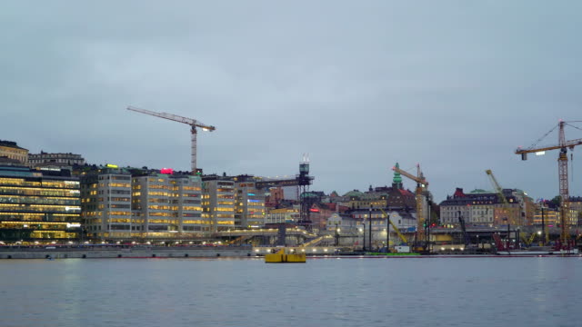 Vista-de-los-edificios-y-las-grúas-de-torre-en-Estocolmo-Suecia