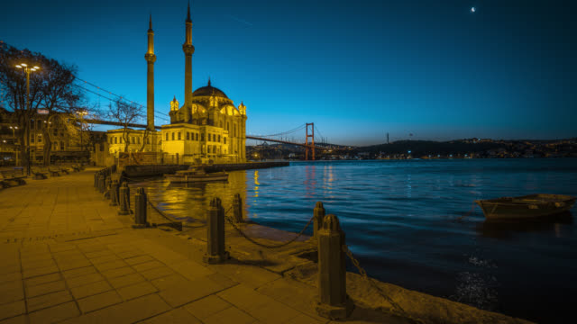 Sonnenaufgang-in-Ortakoy-Moschee-in-Istanbul