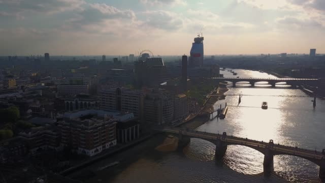 Tolle-Luftaufnahme-der-London-Stadt-von-oben-während-des-Sonnenuntergangs.