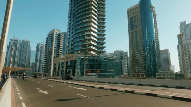Pkw-Verkehr-auf-Straße-in-Dubai-im-sonnigen-Tag