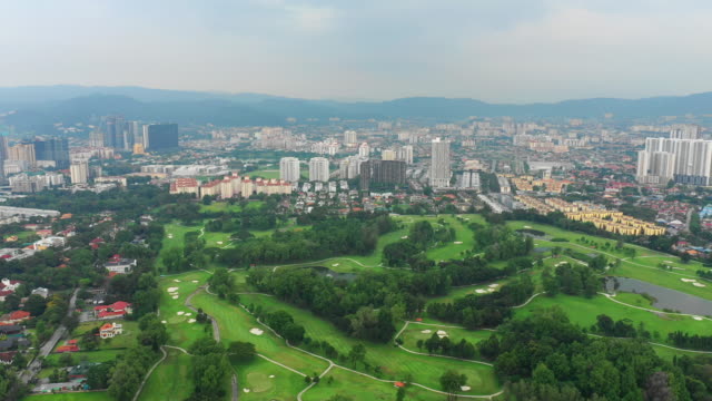 am-Abend-Kuala-Lumpur-Stadtbild-Golfclub-Kurs-aerial-Panorama-4k-Malaysia