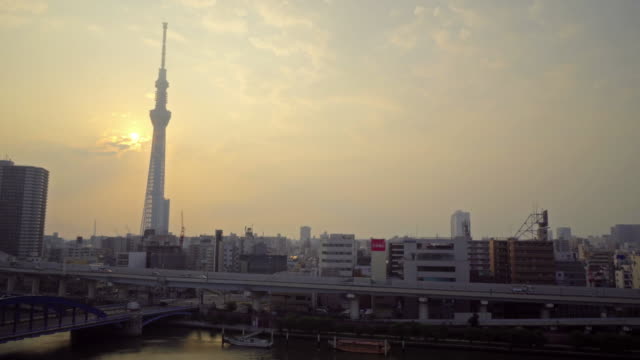 Schöne-Architektur-Gebäude-mit-Tokyo-Sky-Tree-und-Stadt-Leben-in-Tokio-Japan