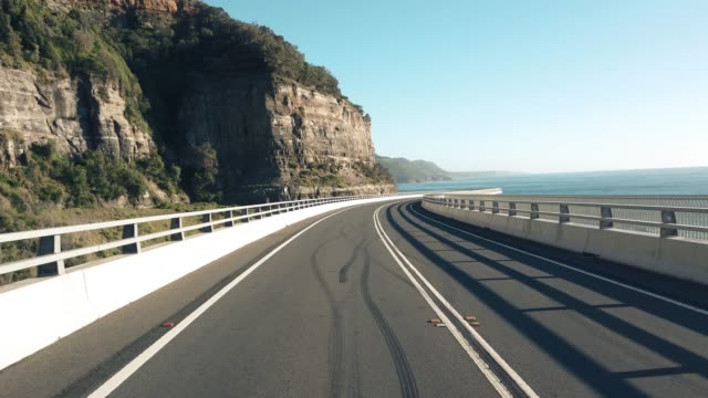 Malerische-Küstenstraße-entlang-der-Sea-Cliff-bridge