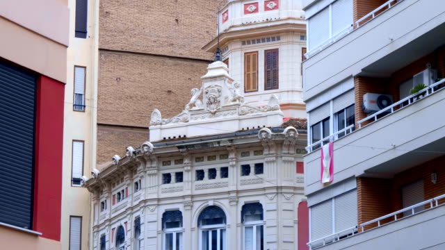 Schöne-malerische-Gebäude-in-der-Stadt-mit-klassischem-Nationaldesign