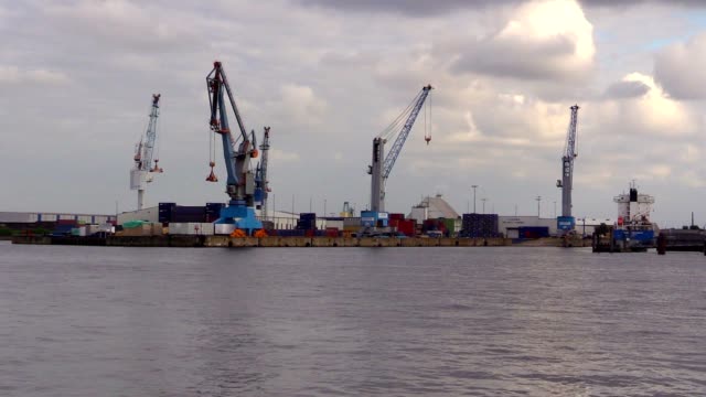 En-Cranes-en-el-puerto-de-Hamburgo-sobre-el-río-Elba
