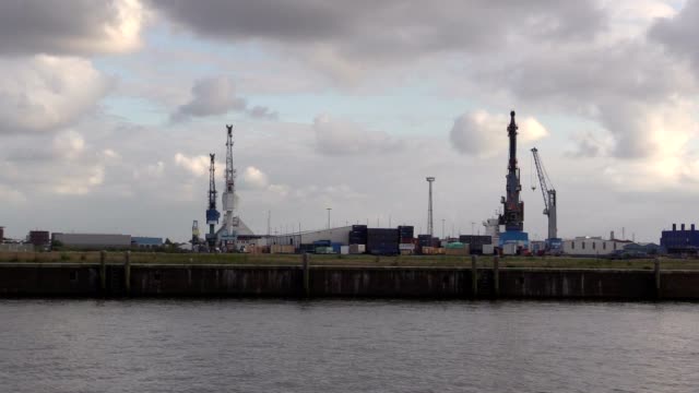 Cranes-en-el-puerto-de-Hamburgo-sobre-el-río-Elba