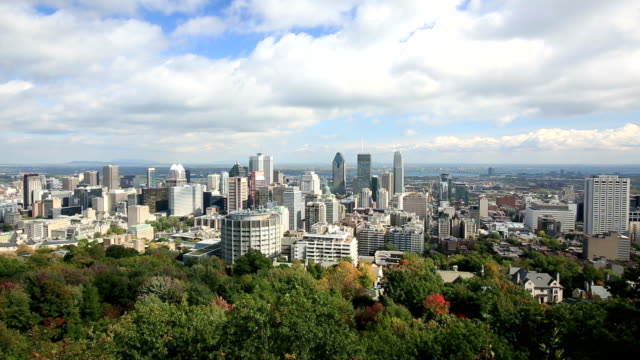 Descenso-de-la-vista-de-los-edificios-de-la-ciudad-de-Montreal-a-sunny-autumn-day