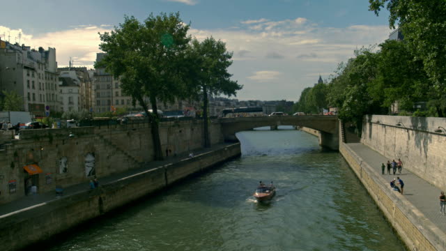 total-de-toma-de-un-paisaje-de-la-ciudad,-de-la-ribera-Seine,-París,-Francia