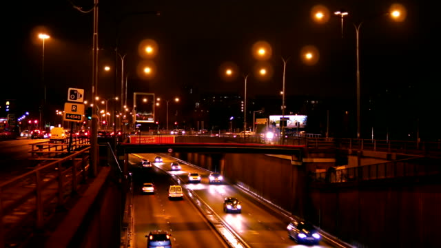 UK-Nacht-Zeit-Verkehr-Kreuzung.