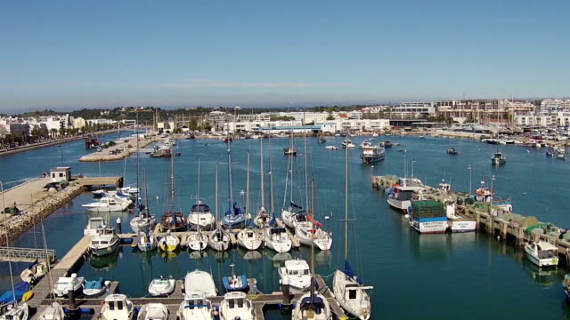 Luftbild-vom-Hafen-von-Lagos-in-Portugal