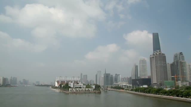 Skyline-von-Guangzhou-(Schwenken