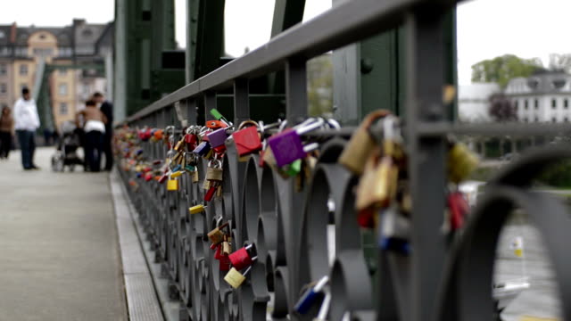 Frankfurt-love-bridge-Eisener-steg-pan-left