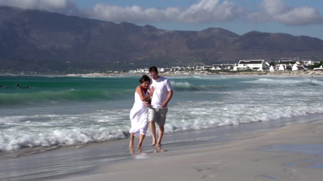 Romantisches-Paar-zu-Fuß-am-Strand-entlang,-Kapstadt,-Südafrika