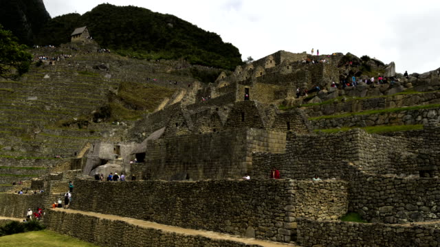 Machu-Picchu-People-Moving-In-Inca-Ruins-Time-Lapse-2