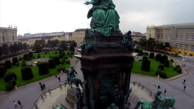 Beautiful-Vienna-monument-aerial-close-up,-Maria-Theresa-throne.-Beautiful-aerial-shot-above-Europe,-culture-and-landscapes,-camera-pan-dolly-in-the-air.-Drone-flying-above-European-land.-Traveling-sightseeing,-tourist-views-of-Austria.
