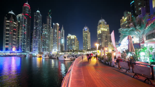 Caminando-calle,-cerca-del-centro-comercial-de-dubai,-4-K-time-lapse-de-Emiratos-Árabes-Unidos