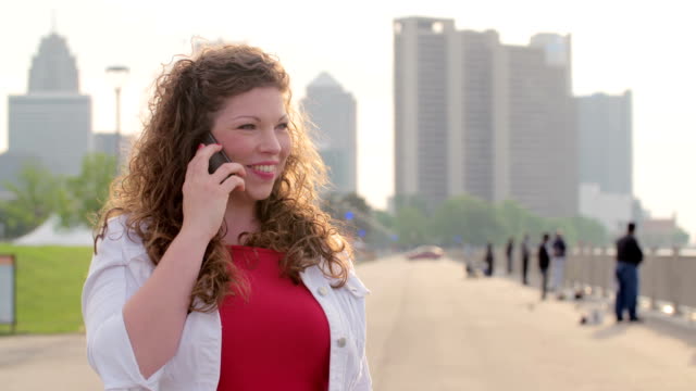 Mujer-en-Detroit-escucha-teléfono-celular