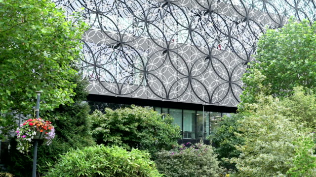 Birmingham-Bibliothek-Außenansicht-hinter-Bäumen-und-Büschen.