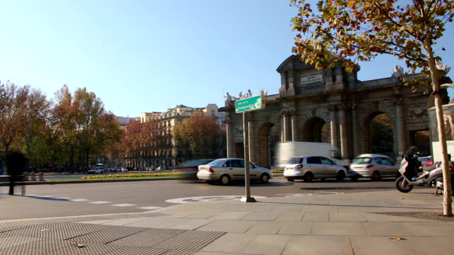 Puerta-De-Alcala-Gate-liegt-am-Platz-der-Unabhängigkeit-im-Zentrum-von-Madrid,-Timelapse