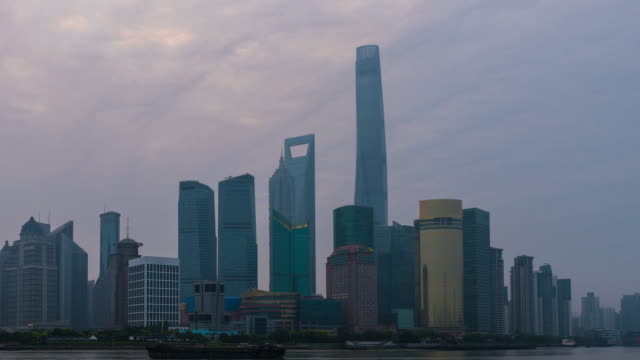 Sonnenaufgang-mit-Blick-auf-die-Skyline-der-Bund-Promenade-auf-Pudong-New-Area--das-business-Viertel-von-Shanghai.