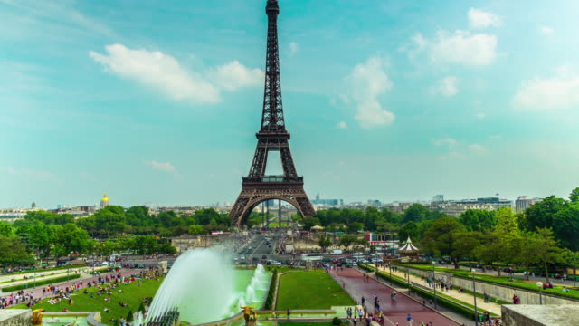 The-Eiffel-Tower-in-Paris,-4K-time-lapse