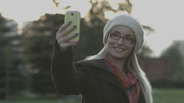 Attraktive-junge-Frau,-die-ein-selfie-von-sich-selbst-mit-Ihrem-Smartphone