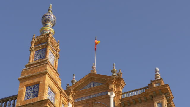 Plaza-de-españa-día-soleado-agitando-4-K-de-España,-bandera