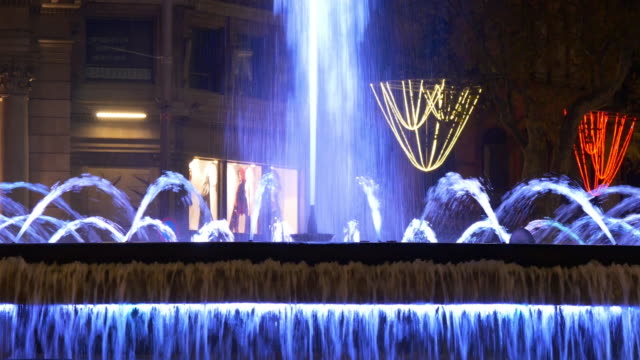 De-luz-de-noche-color-fountain-4-K-barcelona,-España