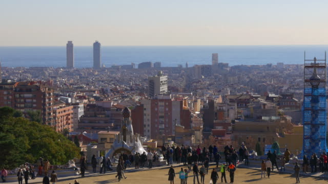 park-guell-sonnigen-Tag-barcelona-city-panorama-\"4-k-Spanien