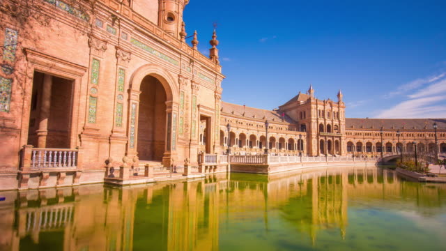 Sevilla-sonniger-Tag-Palast-der-Spanien-Vorderseite-und-Teich-Veranstaltungsraum-\"-panorama\"--4-k-Zeitraffer-Spanien
