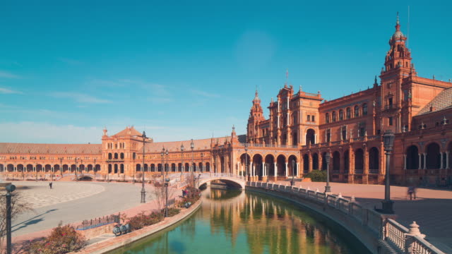 Sonnig-helle-Tag-Brücke-Sevilla-Königliche-Palast-der-Spanien-Veranstaltungsraum-\"-panorama\"--4-k-Zeitraffer-Spanien
