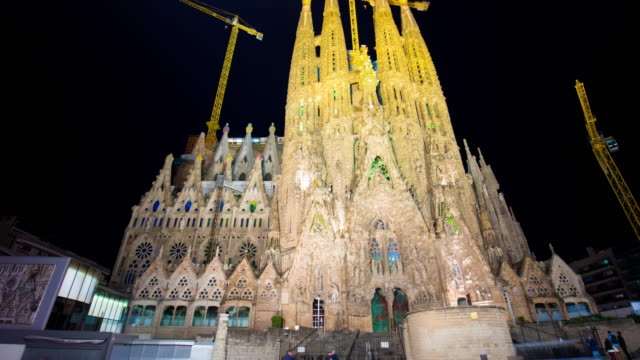 Nachtlicht-Sagrada-Familia-bis-Panorama-\"-4-k-Zeitraffer-Barcelona