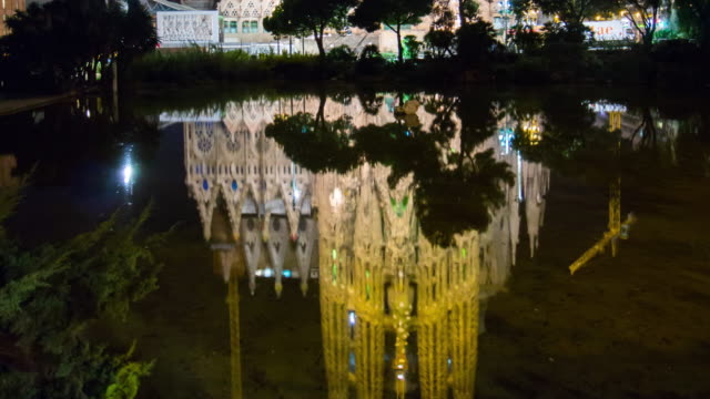 Nachtlicht-barcelona,-der-Sagrada-Familia-Teich-Reflexion-4-k-Zeitraffer-Spanien