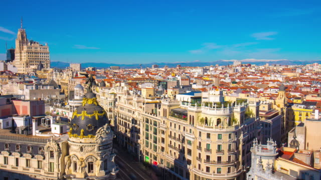 Luz-de-sol-vista-panorámica-a-la-ciudad-de-Madrid-en-el-último-piso,-famoso-en-Metropolis-Hotel-4-K-lapso-de-tiempo-de-España