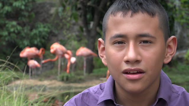 Kolumbianische-Teen-Jungen-in-Natur-reservieren.