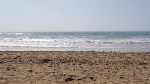 Marokko-Surfer-warten-Wellen-am-Strand
