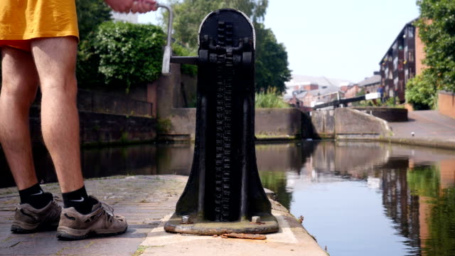 Using-a-windlass-to-open-a-canal-lock-paddle.