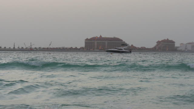 Por-la-noche,-los-Emiratos-Árabes-Unidos-Dubai-Palma-paseos-en-bote-panorama-4-K