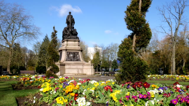Canon-Hill-Park,-Birmingham,-England,-war-memorial---zoom-in.